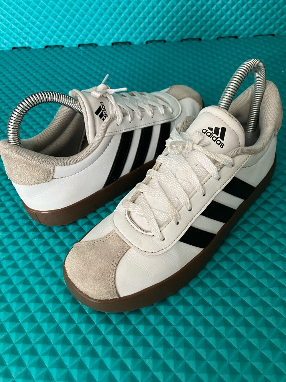 ADIDAS VL Court 3.0 Big Kids classic "Cloud White / Core Black / Gum" color| 3.5